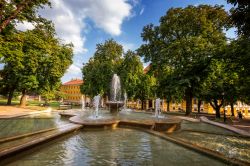 Piazza Santo Stefano a Pécs, Ungheria. Qui si trovano una bella fontana e un parco con alberi e vegetazione; è considerata una delle principali piazze della città.


 ...