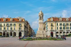 Piazza Tancredi Galimberti a Cuneo, Piemonte. Piazza principale della città, è detta anche il salotto di Cuneo. Ha una superficie di quasi 24 mila metri quadrati su cui si affaccia ...