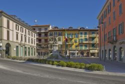 Un fotografia di Piazza Umberto I, in centro a Sarnico, sulla punta occidentale del LAgo di Iseo in Lombardia - © Walencienne / Shutterstock.com 