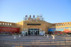 Piazzale antistante un edificio nel centro di Turpan, Xinjiang, Cina - © Windyboy / Shutterstock.com