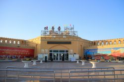 Piazzale antistante un edificio nel centro di Turpan, Xinjiang, Cina - © Windyboy / Shutterstock.com