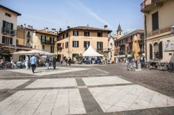 Piazzetta a Menaggio, Lombardia. La caratteristica piazzetta del villaggio in provincia di Como fotografata durante una bella giornata di sole - © Brian S / Shutterstock.com 