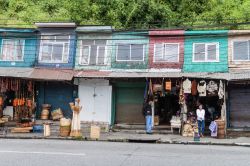 Piccole case colorate con bancarelle nel villaggio di Puerto Montt, Cile - © Matyas Rehak / Shutterstock.com