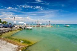 Piccoli yacts e barche al porto di Desenzano del Garda, Lombardia - © Serghei Starus / Shutterstock.com