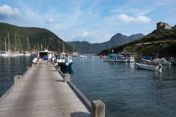 Il piccolo porto di pesca di Girolata e la torre genovese - il piccolo porticciolo di pesca di Girolata, tranquillo e rilassante durante l'anno, viene letteralmente scosso durante l'estate, ...