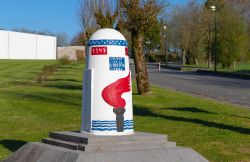 Pietra miliare della Strada della Libertà a Bastogne, Belgio. La "Voie de la Liberté" inizia dal villaggio francese di Sainte-Mère-Eglise, prima cittadina a essere ...