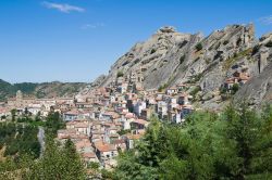 Pietrapertosa e la magica cornice delle Dolomiti Lucane: il colpo d'occhio ha reso questo villaggio montano come uno dei borghi più famosi della Basilicata - © Mi.Ti. / Shutterstock.com ...