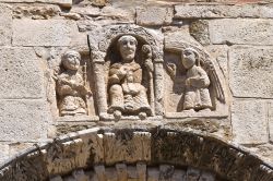 Dettagli della Chiesa di San Severino Abate a San Severo, Puglia: i bassorilievi - l'immagina raffigura un antichissimo bassorilievo presente sulla facciata della chiesa risalente al XII ...
