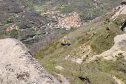 Il Volo dell'angelo in coppia: sia da Pietrapertosa che dalla vicina Castelmezzano, due Borghi della Basilicata, è possibile compiere l'esperienza adrenalica della discesa su ...