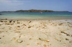 Pietre sulla spiaggia di Contadora Island, Panama. Acque calme e miti, spiagge di sabbia e roccia e foreste selvagge rendono questo luogo un vero e proprio paradiso.


