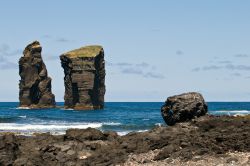 Pilastri in pietra lavica al largo della costa di Sao Miguel, Azzorre (Portogallo) - © 15265993 / Shutterstock.com