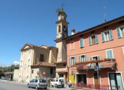 Pilzone (Iseo): la chiesa con l'albero di Fico sul campanile, sul Lago d'Iseo - © berto59 - Panoramio