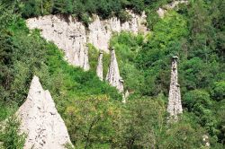 Piramidi di terra a Segonzano, il paesaggio particolare della Valle di Cembra in Trentino - © Migel / Shutterstock.com