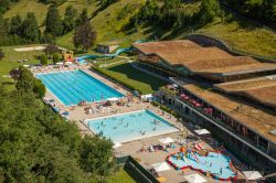 Piscina con giochi all'aperto fotografata dall'alto a Morzine, ski resort in Francia - © Julia Kuznetsova / Shutterstock.com