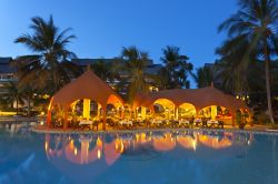 Southern Palms Beach Resort: il lusso formato Diani Beach, in Kenya - questa bella fotografia raffigura uno dei ristoranti dello splendido Southern Palms Beach Resort: il Manyatta Grill Restaurant, ...