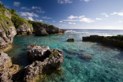 Limu Pools, Isola di Niue. Piscine naturali sulla lungo costa nord-occidentale paradiso dello snorkeling - @ Gavin Treadgold /  iStockphoto LP.