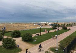 La pista ciclabile a fianco della grande spiaggia di Bibione in Veneto