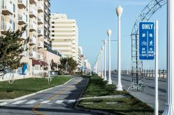 Pista ciclabile sulla passeggiata lungomare di Virginia Beach, Virginia (Stati Uniti d'America).

