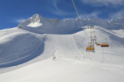 Piste innevate sullo Zugspitze, Germania, nello ski resort di Garmish-Partenkirchen.
