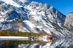 La pittoresca chiesetta di San Bartolomeo sul lago Konigssee nel Berchtesgaden National Park, Baviera, Germania.
