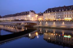 Una pittoresca veduta by night del Quai Vauban nella città di Besancon, Franca Contea (Francia).
