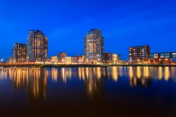 Una pittoresca veduta by night dell'area residenziale "de Elementen" a Zoetermeer, Olanda.
