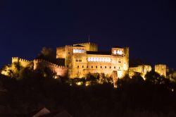 Una pittoresca veduta del castello di Leiria (Portogallo) by night. All'interno della fortezza è stato allestito un museo.  

