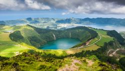 Una pittoresca veduta del lago di Sete Cidades a Sao Miguel, Azzorre - © 254083921 / Shutterstock.com