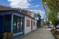 Un pittoresco scorcio del centro cittadino di Puerto Natales, Cile. Punto di partenza per visitare il Parco Nazionale Torres del Paine, questa città è abitata da circa 20 mila ...