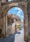 Un pittoresco scorcio fotografico del centro storico di Subiaco, provincia di Viterbo, Lazio.



