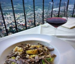 Pizzoccheri  della Valtellina con un bicchiere di Nebbiolo in Lombardia