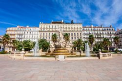 Place de la Liberté nel centro di Tolone, Francia. Fra le più grandi piazze della città, qui si trova la Fontana della Federazione risalente al 1889.
