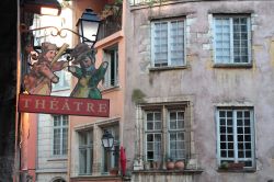 Place de la Trinitè a Lione, Francia. Situata nel cuore della vecchia Lione, questa piazza è interamente pavimentata e circondata da edifici importanti. E' più simile ...