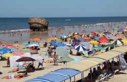 Playa de Matalascanas nei dintorni di Cadice, Andalusia, Spagna. Turisti affollano nei mesi estivi questo tratto di litorale sabbioso affacciato su acque limpide e cristalline - © 196667747 ...