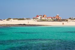 Playa Del Castillo presso il villaggio di El Cotillo a Fuerteventura, Isole Canarie, Spagna. Con la sua soffice sabbia dorata e le acque cristalline, questa spiaggia riparata all'interno ...