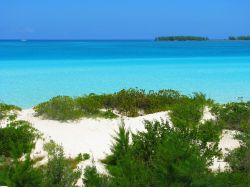 Le dune di sabbia bianca e il mare cristallino nei pressi di Playa Pilar a Cayo Guillermo, Cuba