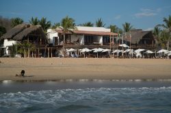 Playa Zipolite, un tratto di spiaggia nella comunità di San Pedro Pochutla (Messico) sulla costa sud dello stato di Oaxaca, a circa 70 km da Puerto Escondido - © Pe3k / Shutterstock.com ...