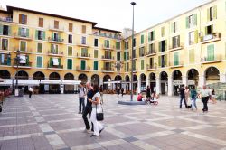 Plaza Major a Palma di Maiorca, isole Baleari, Spagna. Cuore e anima del centro storico di Palma de Maiorca, Plaza Major è il punto di partenza ideale per visitare le stradine acciottolate ...
