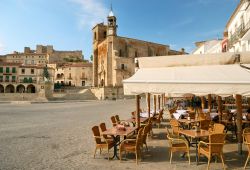 Plaza Mayor a Trujillo, Spagna: centro della vita sociale e commerciale della città, questa piazza ha ospitato nel corso del tempo feste, mercati e eventi di ogni genere.
