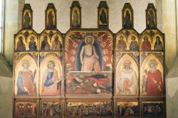 Un polittico all'interno della cattedrale medievale dell'XI° secolo a Sansepolcro, Arezzo, Toscana. Il Polittico della Resurrezione si trova sull'altar maggiore ed è opera ...