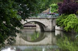 Il ponte sull'acqua che porta al Castello di Azay-le-Rideau, Loira (Francia) - Quando i Biencourt presero in mano la progettazione dello spazio esterno alla fortezza, non solo crearono un ...