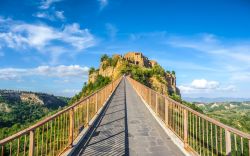 Il ponte di Civita di Bagnoregio, Lazio, collega il borgo a Bagnoregio e al resto del mondo. Ricostruito due volte dopo l'abbattimento della vecchia struttura in muratura fatta saltare dai ...
