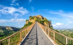 Il ponte di Civita di Bagnoregio, Lazio, collega ...