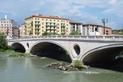Ponte sul fiume adige a Verona - Molte città hanno un bel fiume e una relativa possibilità di guardarlo attraverso percorsi, balconi, punti panoramici, etc. Qui a Verona ci sono ...