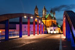 Ponte sul Warta a Poznan, Polonia - Illuminato di sera, questo bel ponte collega l'isola in cui sorge la cattedrale con il resto della città polacca



