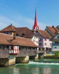 Ponte medievale coperto sul fiume Reuss a Bremgarten, Svizzera. Sullo sfondo, edifici e  palazzi storici.


