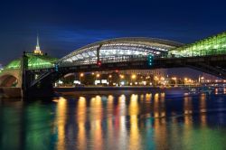 Ponte pedonale Bogdan Khmelnitsky di notte, Mosca, Russia - Si riflette nelle acque della Moscova questo ponte per il passaggio pedonale del centro di Mosca © gillmar / Shutterstock.com ...