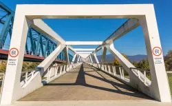 Ponte pedonale sul fiume Danubio nella città di Deggendorf, Germania.


