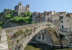 Il ponte romanico di Dolceacqua, Imperia, Italia - Edificato alla nascita del nuovo quartiere del borgo medievale nel XV° secolo, questo bel ponte ad arco di 33 metri collegava le due parti ...