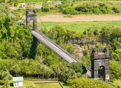 Un ponte sospeso vicino a Sainte Rose nell'isola de La Réunion, Francia d'oltremare.



